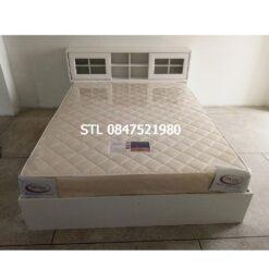 ที่นอนยางอัด วางบนเตียงไม้สีขาว