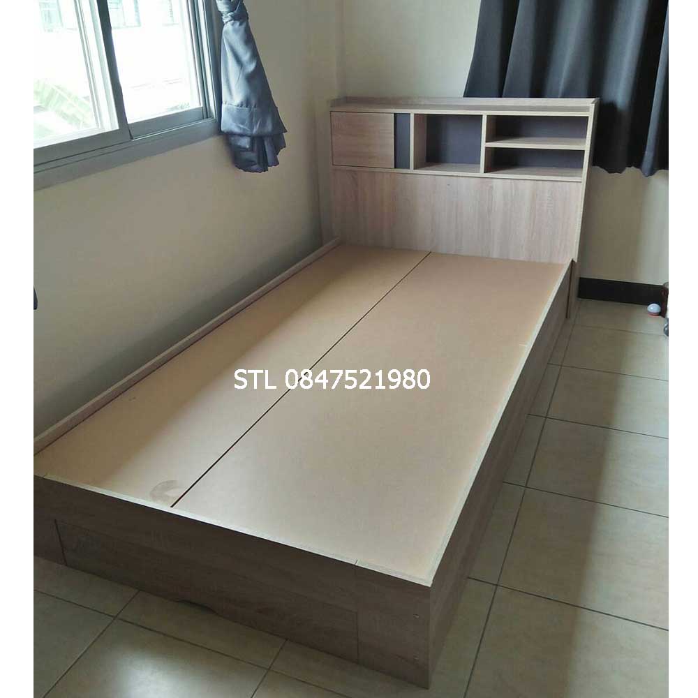 เตียงไม้สีน้ำตาลอ่อน