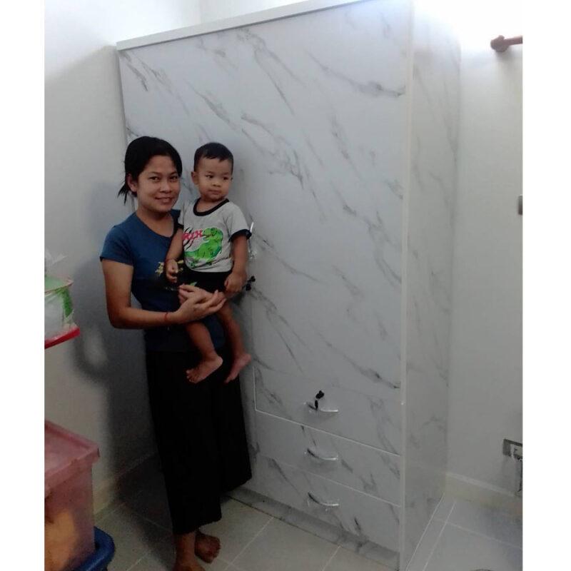 ลูกค้ากับตู้เสื้อผ้าลายหินอ่อน