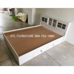 เตียงไม้สีขาวมีลิ้นชักใส่ของ