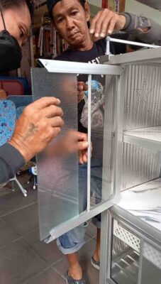 ใส่กระจกตู้กับข้าว