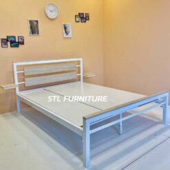 เตียงพร้อมที่วางของข้างเตียง