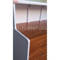 ถ่ายใกล้ โต๊ะเคาน์เตอร์โค้ง 150 cm 4 ลิ้นชัก สีขาว คาดสีสัก