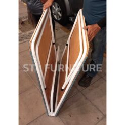 พนักงานกำลังพับเตียงไม้อัดพับ