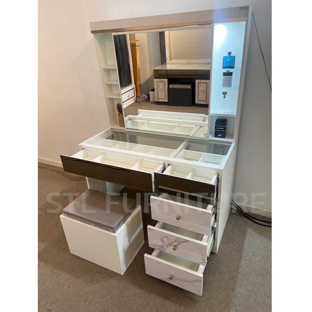 ภายใน โต๊ะเครื่องแป้ง elegant สีขาวหินอ่อน สวยมาก