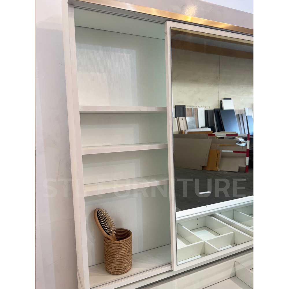 ช่องเก็บของหลังกระจกของ โต๊ะเครื่องแป้ง elegant