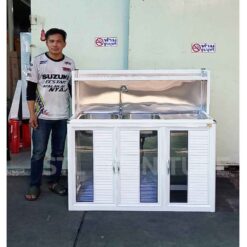 ตู้ซิงค์โครงอลูมิเนียม 2 หลุม พร้อมที่ใส่ถังแก๊ส สีอบขาว เทียบกับคน