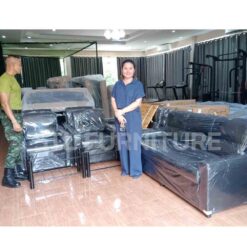 ลูกค้ายืนถ่ายรูปกับชุดโซฟารับแขกพร้อมโต๊ะกบางกระจก