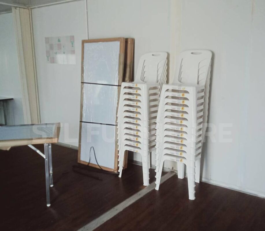 ส่งของบริษัทบาจา เก้าอี้พลาสติกสีขาวมีพิงเกรด เอ และโต๊ะประชุมหน้าโฟเมก้าขาว