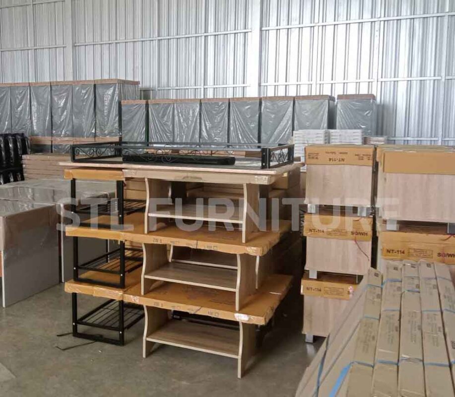 โต๊ะกลางโซฟาหลายรุ่นหลายขนาดวางในโกดังของลูกค้าเตรียมขนย้ายไปต่างจังหวัด