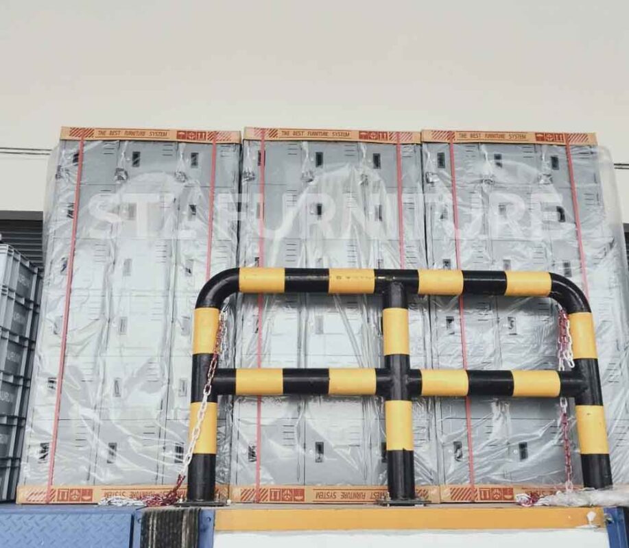 จัดส่งตู้ล็อคเกอร์เหล็ก 18 ช่อง สีเทา 12 ใบ หน้างานบางปะกง