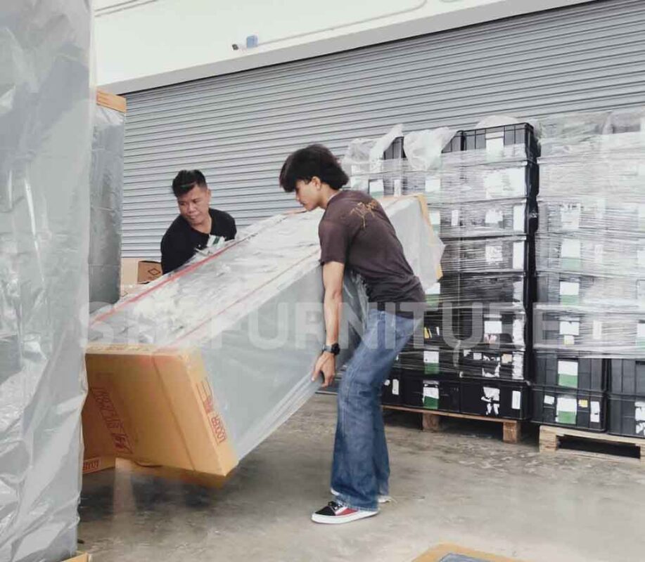 พนักงานกำลังยกตู้ล็อกเกอร์เหล็ก 18 ช่อง สีเทา วางเรียงให้ลูกค้า